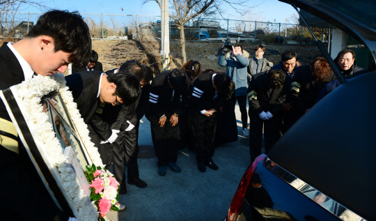 29일 오전 경남 밀양시 내이동 새한솔병원 장례식장에서 열린 세종병원 화재 참사의 한 희생자 발인식에서 유가족들이 고인에게 마지막 인사를 하고 있다.