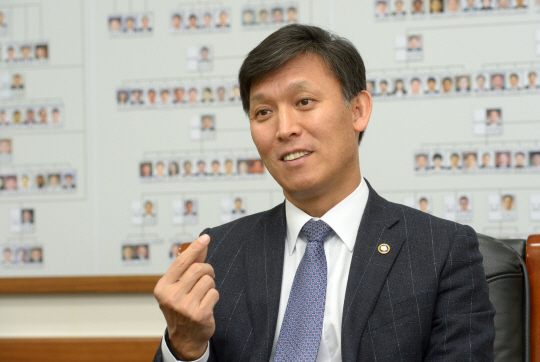 김영문 관세청장이 지난 25일 문화일보와의 인터뷰에서 혁신을 통해 일의 보람을 찾으면서 형식주의·권위주의를 타파하는 직무환경을 조성하겠다는 각오를 밝히고 있다.