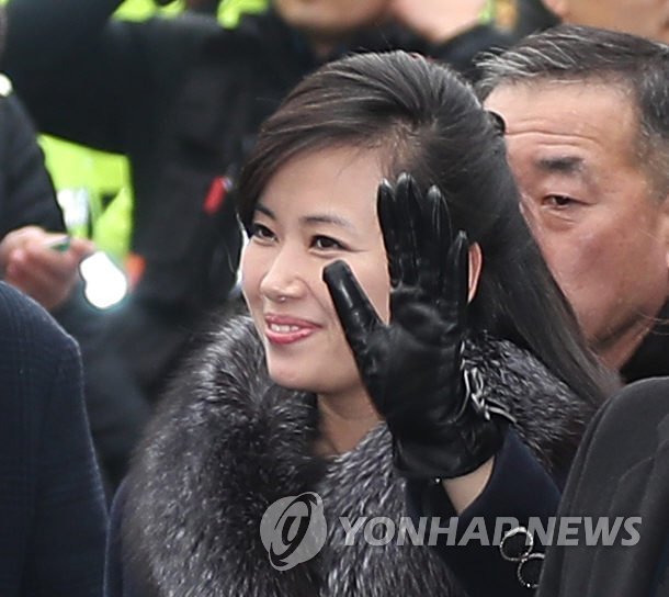 (서울=연합뉴스) 현송월 삼지연관현악단 단장이 22일 공연시설 점검을 위해 서울 장충체육관으로 들어서며 밝은 표정으로 손 인사를 하고 있다. 2018.1.22