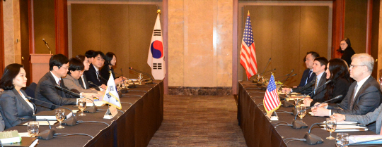 31일 서울 중구 소공동 롯데호텔에서 열린 한·미 자유무역협정(FTA) 개정을 위한 2차 협상에서 한국 수석대표인 유명희(왼쪽 앞줄 첫 번째) 산업통상자원부 통상교섭실장과 미국 수석대표인 마이클 비먼(오른쪽 앞줄 첫 번째) 무역대표부 대표보가 굳은 표정으로 앉아 있다.  곽성호 기자 tray92@
