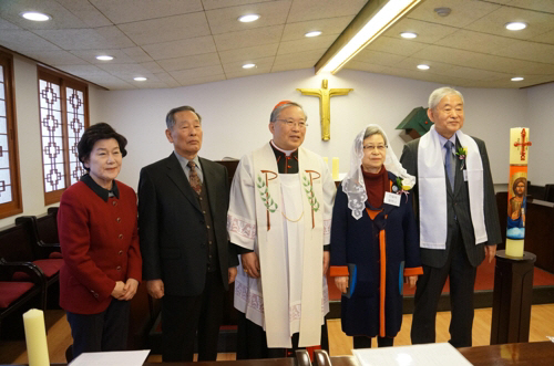 고 황병기 선생의 2015년 3월 세례성사 후 기념촬영 모습. 왼쪽부터 부인 한말숙 작가의 대모인 유안진 시인, 황 선생의 대부 김만호 씨, 염수정 추기경, 한 작가, 황 선생.   연합뉴스