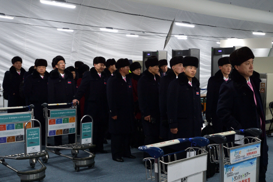 평창동계올림픽에 참가하는 북한 선수단 본진 32명이 1일 강원 강릉올림픽선수촌에 도착해 입촌을 기다리고 있다.  사진공동취재단