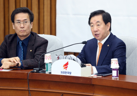 김성태(오른쪽) 자유한국당 원내대표가 2일 오전 국회에서 열린 원내대책회의에서 발언을 하고 있다. 연합뉴스