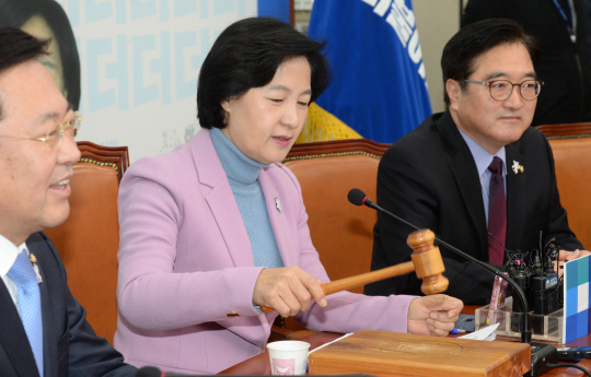 추미애(가운데) 더불어민주당 대표가 2일 오전 국회에서 열린 최고위원회의를 주재하며 의사봉을 두드리고 있다.