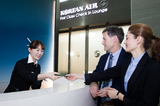 인천국제공항 제2여객터미널 프리미엄 체크인 존의 리셉션 데스크에서 대한항공 직원이 고객의 탑승수속을 돕고 있다. 대한항공 제공