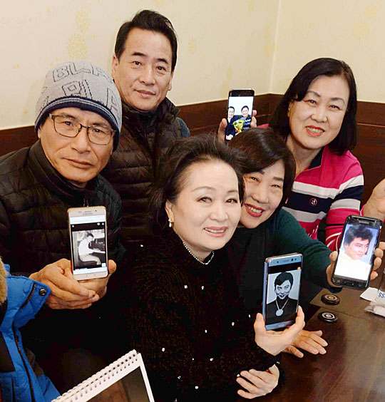 가수 남진의 공식 팬클럽인 ‘남진 세상’의 회원들이 지난달 27일 서울 서대문구 홍제동의 한 식당에서 각각의 휴대전화에 저장된 남진 사진을 보여주며 미소 짓고 있다. 김동훈 기자 dhk@