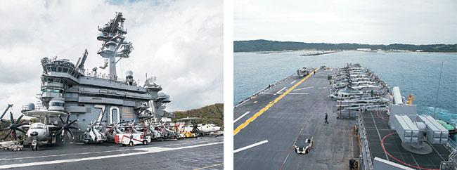 평창동계올림픽을 앞두고 미국 본토에서 이동한 미군의 핵추진 항공모함 ‘칼빈슨(CVN-70)호’가 31일 괌 샌타리타 해군기지에 정박해 있다. 오른쪽 사진은 같은 날 미 해군의 4만t급 ‘본험 리처드(LHD-6)’강습상륙함이 일본 오키나와 화이트비치 해군 항만시설 부두로 향하고 있는 모습.  미 해군 제공