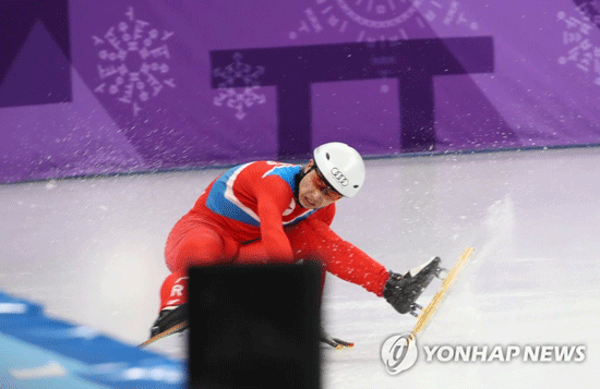 (강릉=연합뉴스) 2018 평창동계올림픽에 출전하는 북한 쇼트트랙 대표팀의 최은성이 2일 오후 강원도 강릉 아이스아레나에서 훈련하던 중 미끄러져 넘어지고 있다.