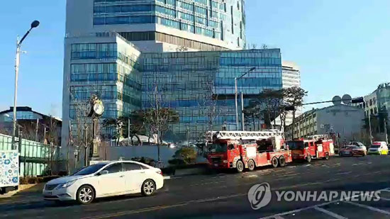 (서울=연합뉴스) 3일 오전 서울 신촌 세브란스병원 본관 3층에서 불이 나 소방차들이 출동하고 있다. [연합뉴스TV 제공=연합뉴스]
