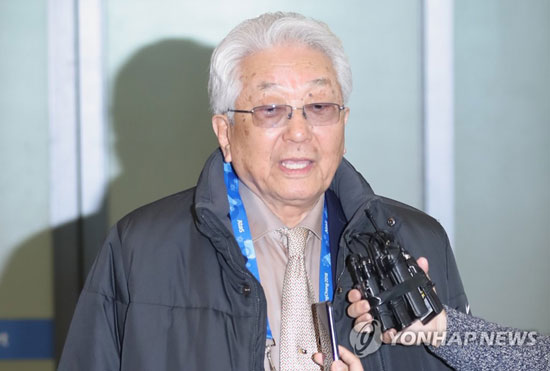 (영종도=연합뉴스) 장웅 북한 국제올림픽위원회(IOC) 위원이 평창 동계올림픽에 참가하기 위해 4일 오후 인천국제공항에 도착, 보도진 질문을 받고 있다. 2018.2.4