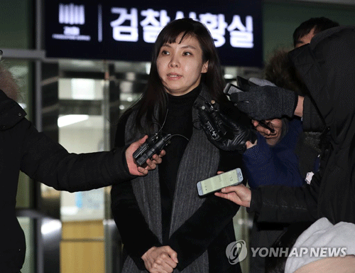 (서울=연합뉴스) 검찰 내 성추행 의혹을 폭로한 서지현 검사가 4일 저녁 서울 송파구 동부지검 내에 설치된 ‘성추행 사건 진상규명 및 피해회복 조사단’에서 피해자 및 참고인 조사를 받고 나오며 기자들의 질문에 답하고 있다.