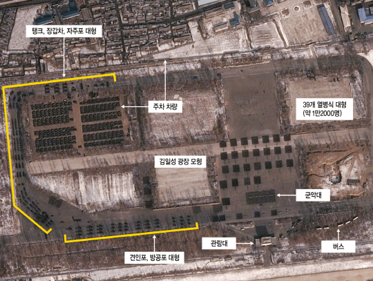 지난달 말 북한이 평양 미림비행장에 김일성 광장을 본뜬 훈련장을 만들어 놓고 수만 명의 병력과 다수의 군 장비를 동원해 건군절(2월 8일) 열병식 연습 중인 모습을 미국 민간위성업체 플래닛이 찍어 공개한 사진.  38노스 캡처