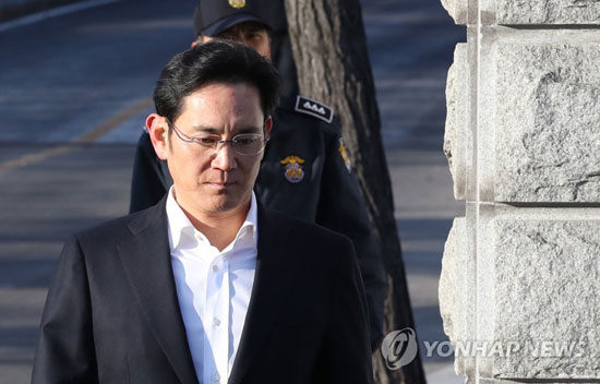 (의왕=연합뉴스) 항소심 선고공판에서 징역 2년6개월에 집행유예 4년으로 353일만에 석방된 이재용 삼성전자 부회장이 5일 경기도 의왕시 서울구치소를 나서고 있다.