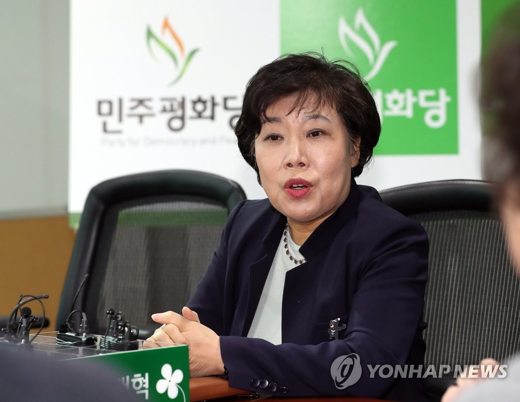5일 오전 국회 의원회관에서 민주평화당 창당준비위원회 조배숙 창당준비위원회 위원장이 참석자들과 얘기를 나누고 있다.