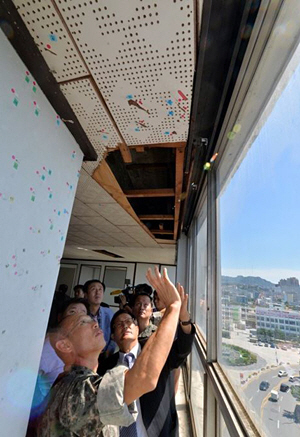 5·18광주민주화운동 당시 헬기 사격 탄흔이 발견된 광주 동구 전일빌딩을 관계자들이 살펴보고 있는 모습. 자료사진