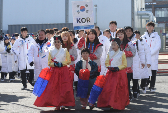 2018 평창동계올림픽에 출전하는 대한민국 선수단이 7일 오전 강릉선수촌에서 열린 입촌식에 입장하고 있다.  김동훈 기자 dhk@