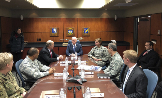 마이크 펜스(가운데) 미국 부통령이 5일 알래스카주 엘먼도프-리처드슨 합동기지에서 미사일 방어 관련 브리핑을 받고 있다.   AP연합뉴스