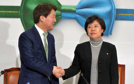 7일 오전 국회 본관에서 안철수(왼쪽) 국민의당 대표를 예방한 조배숙 민평당 대표가 악수하면서 굳은 표정을 짓고 있다. 김낙중 기자 sanjoong@