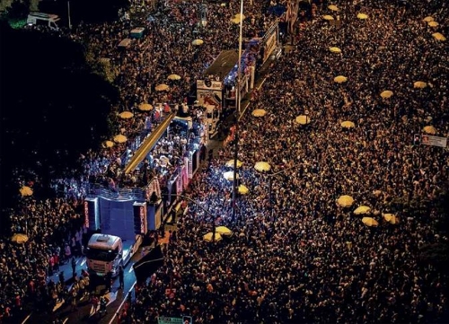 상파울루 시내에서 벌어진 카니발 거리 퍼레이드 [브라질 일간지 폴랴 지 상파울루]