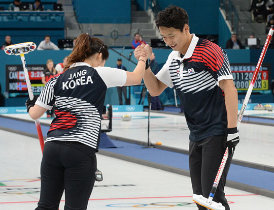 한국컬링 대표팀의 이기정(오른쪽)과 장혜지가 2018 평창동계올림픽 개막을 하루 앞두고 8일 오전 강릉컬링센터에서 열린 컬링 믹스더블(혼성2인조) 예선 1차전에서 핀란드를 물리친 뒤 손을 잡고 승리를 자축하고 있다.