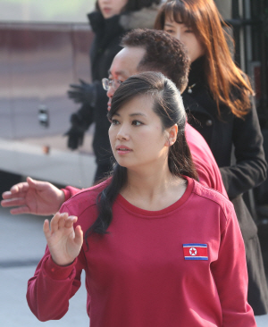 현송월 북한 삼지연관현악단장이 8일 오전 강릉아트센터로 들어서고 있다. 연합뉴스