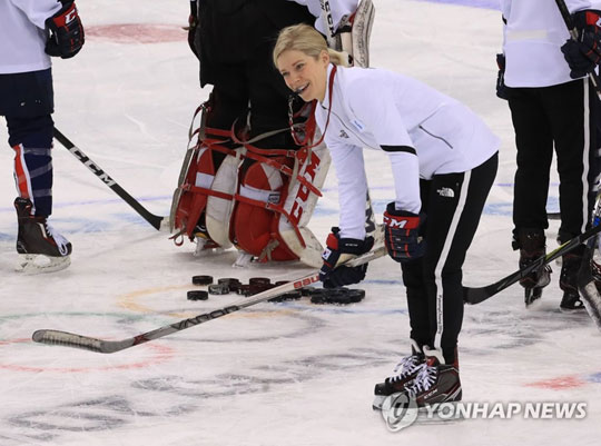 (강릉=연합뉴스) 5일 오후 강릉 관동하키센터에서 여자 아이스하키 남북단일팀 새러 머리 감독이 미소 짓고 있다. 2018.2.5