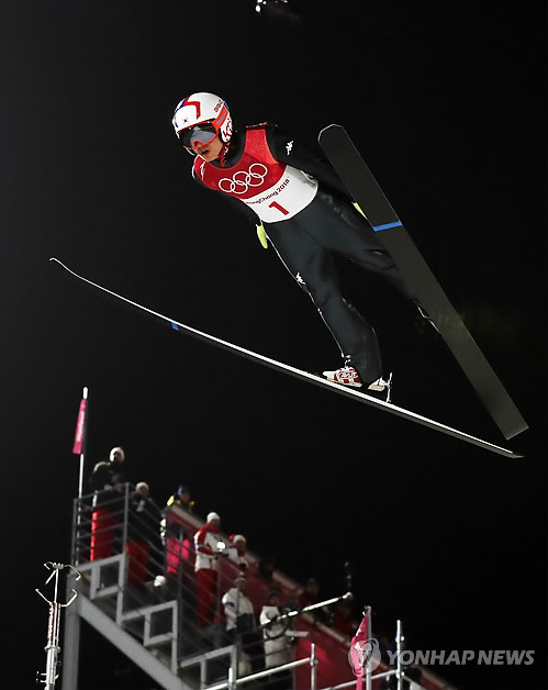 (평창=연합뉴스) 8일 평창 알펜시아 스키점핑센터에서 열린 2018 평창동계올림픽 스키점프 남자 노멀힐 개인전에 출전한 최서우가 힘차게 날아오르고 있다. 2018.2.8