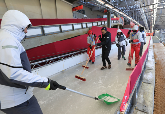 2018 평창동계올림픽 썰매 종목이 진행되는 평창 알펜시아슬라이딩센터에서 7일 오후 관계자들이 정빙 작업을 하고 있다.
