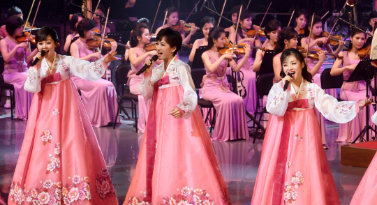 8일 강릉아트센터에서 열린 북한 삼지연관현악단의 평창동계올림픽·패럴림픽 성공 기원 특별 공연 도중 단원들이 흥겨운 표정으로 노래를 부르고 있다.  사진공동취재단