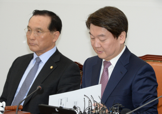 안철수(오른쪽) 국민의당 대표가 9일 오전 국회에서 열린 최고위원회의 도중 자료를 보고 있다.