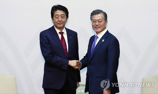 (평창=연합뉴스) 문재인 대통령이 평창올림픽 개막식이 열리는 9일 오후 강원도 용평 블리스힐스테이에서 아베 신조 일본 총리와 정상회담에 앞서 악수하고 있다.