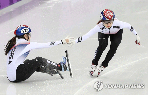 (강릉=연합뉴스) 한국 쇼트트랙 대표팀의 이유빈이 10일 강릉 아이스아레나에서 열린 2018 평창동계올림픽 여자 쇼트트랙 3,000m 계주 준결승에서 넘어지자 다음 주자인 최민정이 교대하고 있다. 2018.2.10