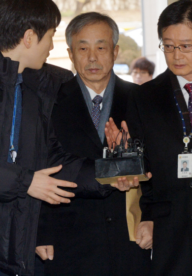 김대중 전 대통령의 해외 비자금 뒷조사에 협조한 대가로 국가정보원의 대북공작금 수천만 원을 받은 혐의를 받고 있는 이현동 전 국세청장이 12일 오전 구속영장 심사를 받기 위해 서초동 서울중앙지법으로 들어서고 있다.