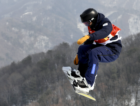 아르헨티나의 마티아스 슈미트가 10일 휘닉스스노경기장에서 열린 2018 평창동계올림픽 스노보드 남자 슬로프스타일 예선에서 비행하고 있다.  AP 연합뉴스