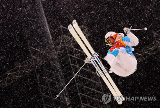 (평창=연합뉴스) 11일 오후 강원 평창군 휘닉스 파크에서 열린 2018 평창동계올림픽 프리스타일 스키 여자 모굴 결선경기에서 카자흐스탄의 율리아 갈리셰바가 연기하고 있다. 2018.2.12