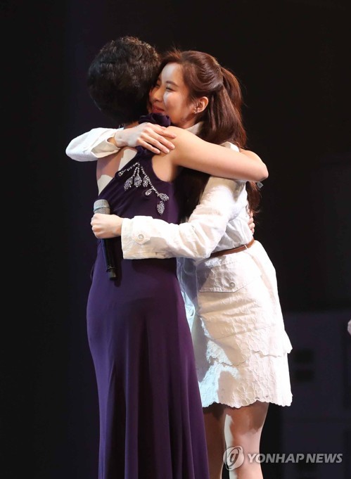 ‘포옹하는 남북’(서울=연합뉴스) 11일 오후 서울 국립중앙극장 해오름극장에서 열린 북한 삼지연 관현악단 공연에서 가수 서현이 함께 ‘우리의 소원’이라는 제목의 노래를 부르고 난 뒤 서로 안아주고 있다. 2018.2.11