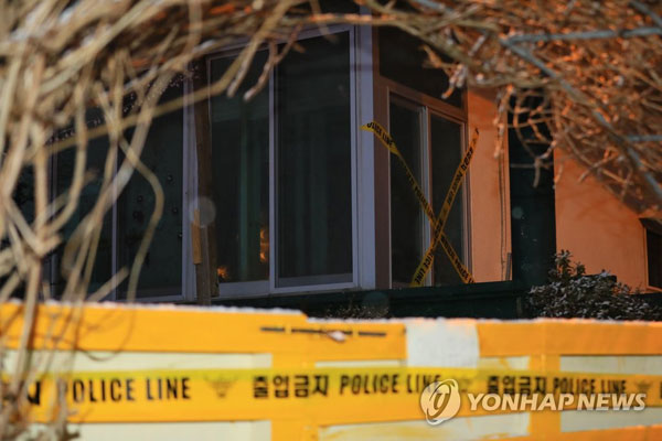 (제주=연합뉴스) 제주의 한 게스트하우스에 투숙했다가 목이 졸려 살해된 20대 여성의 시신이 11일 발견됐다. 이날 오후 사건이 발생한 해당 게스트하우스 입구에 폴리스라인이 설치돼 있다. 2018.2.11