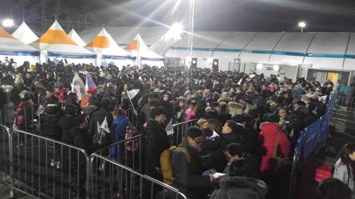 ‘오늘은 이겨라’ 단일팀 경기 관람 인파