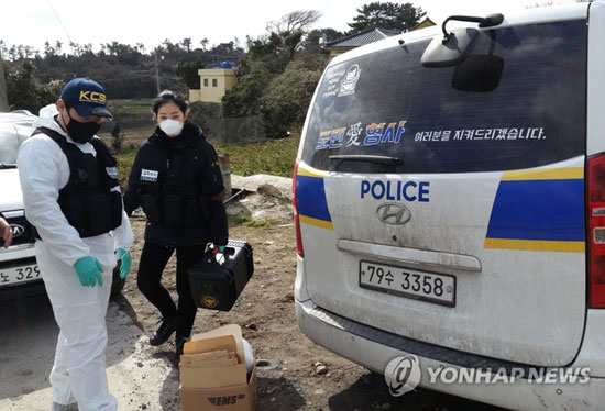 (제주=연합뉴스) 제주동부경찰서는 게스트하우스에 투숙했다가 목이 졸려 살해된 20대 여성의 시신을 11일 발견하고, 유력 용의자인 게스트하우스 관리인을 쫓고 있다. 12일 오전 경찰이 사건이 발생한 게스트하우스에서 압수수색을 마치고 증거품을 가지고 나오고 있다.