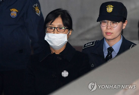 (서울=연합뉴스) 박근혜 정부 국정농단 ‘비선실세’ 최순실 씨가 13일 오후 서울 서초구 서울중앙지법에서 열린 1심 선고공판에 출석하기 위해 법정으로 향하고 있다. 2018.2.13