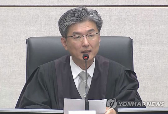 (서울=연합뉴스) 서울중앙지법 김세윤 부장판사가 지난 2017년 5월23일 1심 재판을 시작하고 있다. 2017.10.13 [연합뉴스 TV 제공]