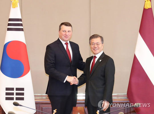 (서울=연합뉴스)  문재인 대통령이 13일 오후 청와대에서 평창동계올림픽 참석차 방한한 라이몬즈 베요니스 라트비아 대통령과 정상회담을 하기에 앞서 악수하고 있다. 이로써 문 대통령은 평창올림픽을 계기로 방한한 발트 3국(에스토니아, 리투아니아, 라트비아) 정상들과의 정상외교를 마무리하게 됐다.