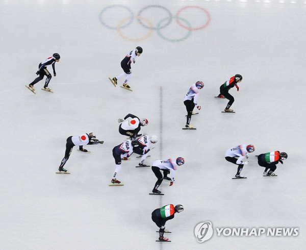 (강릉=연합뉴스) 13일 오후 강릉 아이스아레나에서 열린 2018 평창동계올림픽 쇼트트랙 남자 5,000m 계주 예선 2조 경기에서 한국, 헝가리, 미국, 일본 선수들이 레이스를 펼치고 있다. 한국은 올림픽 기록을 세우며 조1위로 결승선을 통과했다. 2018.2.13