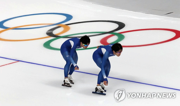 (강릉=연합뉴스) 12일 오후 강원도 강릉스피드스케이트 경기장에서 대표팀 주형준(앞)과 김민석(뒤)이 훈련에 열중하고 있다.