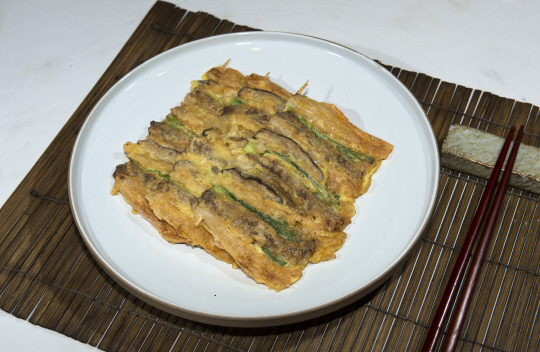 김치느르미는 기름진 음식 일색인 설 명절에 느끼하지 않아 상큼하게 먹을 수 있는 꼬치 요리다.  김호웅 기자 diverkim@