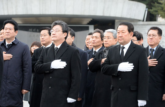 유승민(앞줄 왼쪽), 박주선(〃 오른쪽) 바른미래당 공동대표가 14일 오전 국립서울현충원에서 국기에 대한 경례를 하고 있다.