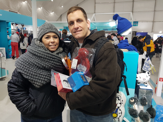 미국 텍사스주에서 온 롭(오른쪽)-루시 부부가 13일 올림픽플라자 내 슈퍼스토어에서 산 2018 평창동계올림픽 기념품을 안고 포즈를 취하고 있다.