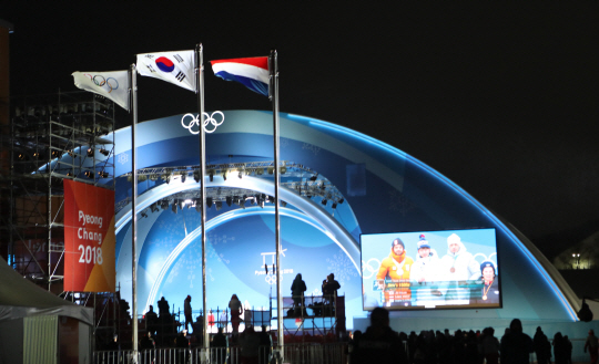 지난 11일 오후 7시 평창 올림픽플라자 내 메달플라자에서 2018 평창동계올림픽 쇼트트랙스피드스케이팅 남자 1500ｍ 시상식이 진행되고 있다.  연합뉴스