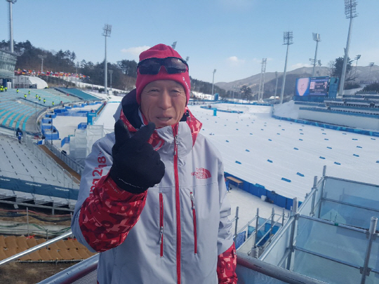 강찬영 전문위원이 2018 평창동계올림픽이 열리고 있는 평창 알펜시아크로스컨트리센터에서 ‘손가락 하트’로 후배들인 한국 선수단을 응원했다.