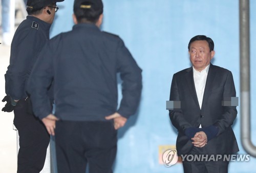 호송차에 오르는 신동빈 회장 [연합뉴스 자료사진]